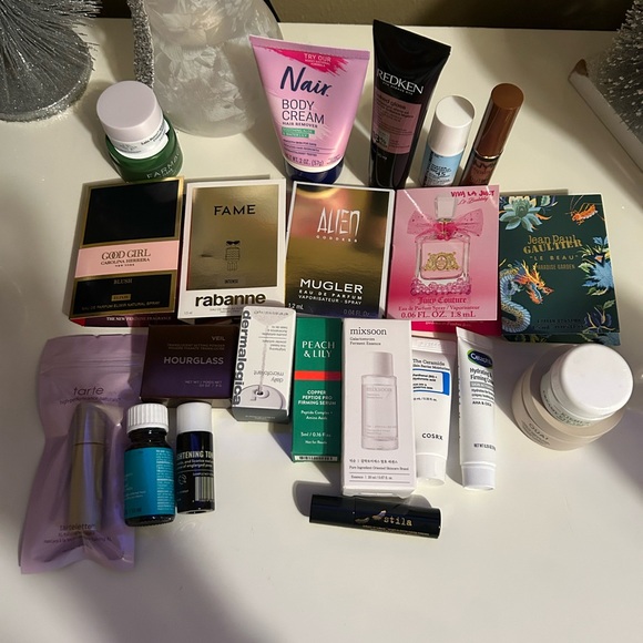 23 PC Assorted Beauty and Fragrance Set with Bag NEW💗 - Picture 2 of 2